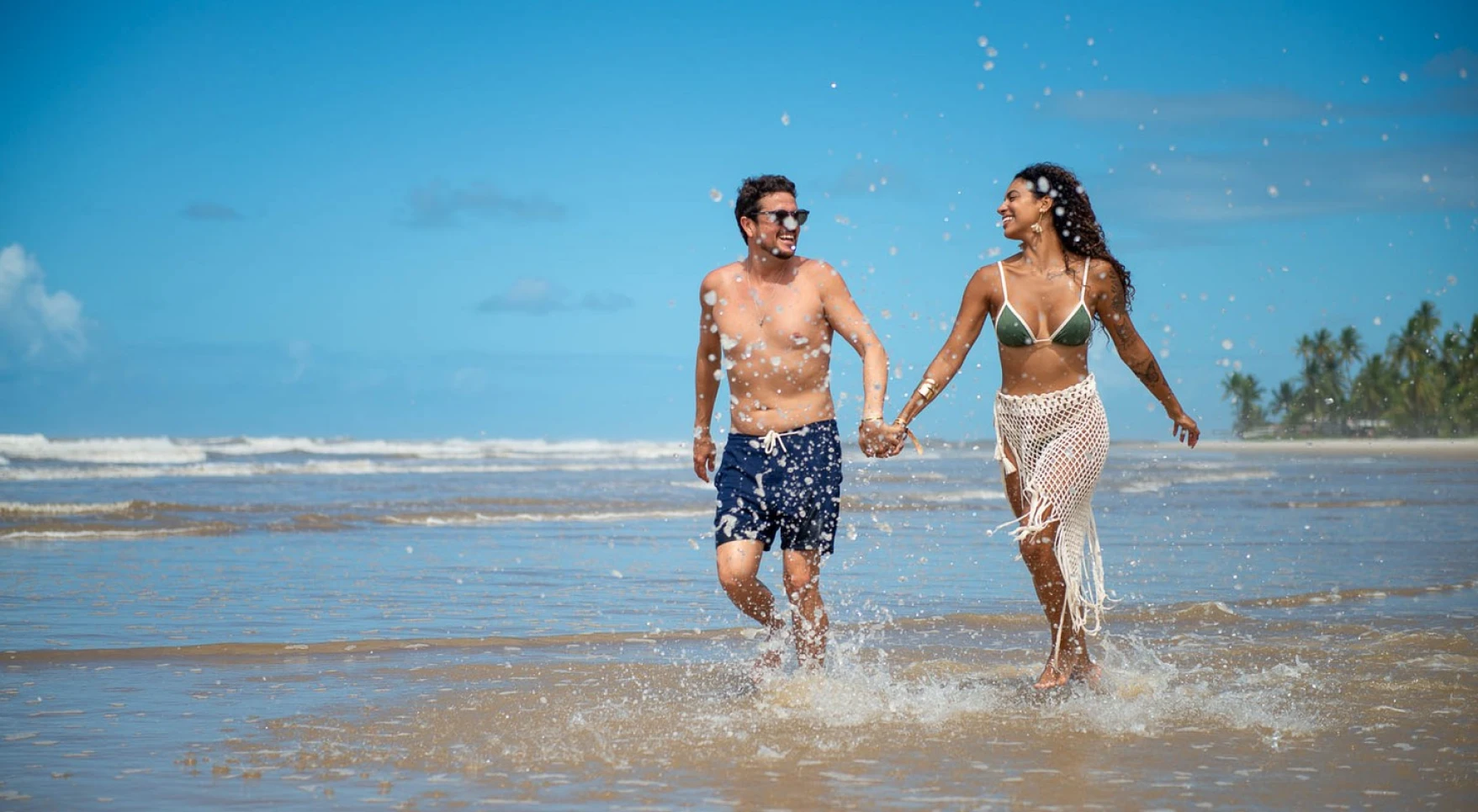 Casal aproveitando a praia do Cana Brava Resort