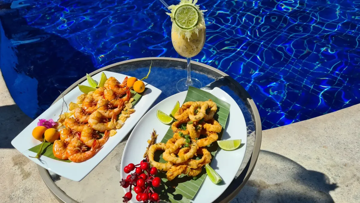 foto de comida a beira da piscina