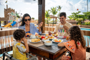 Casal tomando café da manhã no Cana Brava All Inclusive Resort