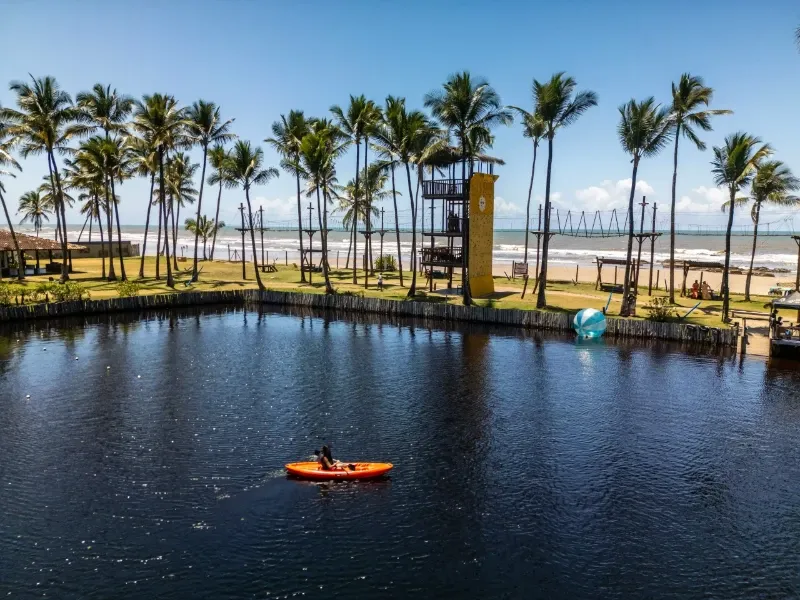 Lago para atividades de lazer no Cana Brava Resort 