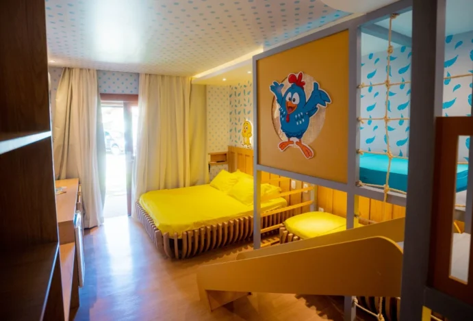 Quarto Chalé Galinha Pintadinha