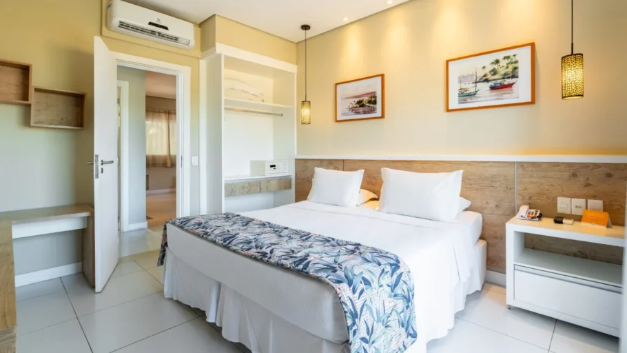Cama de casal e banheiro