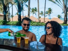 Ver mais: Imagem de pessoal bebendo drinques do sistema All Inclusive