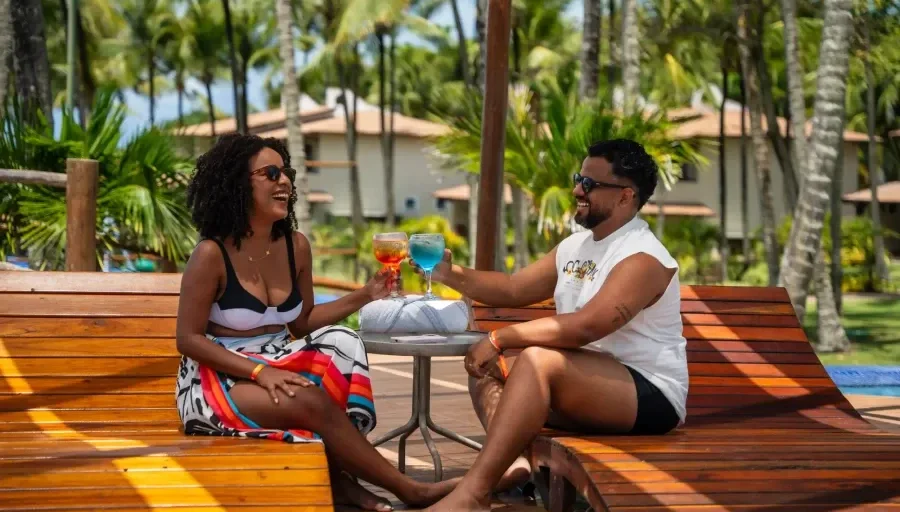 Casal tomando um drinque