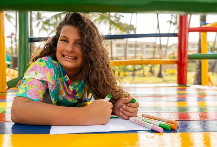 Criança feliz no Cana Brava Resort