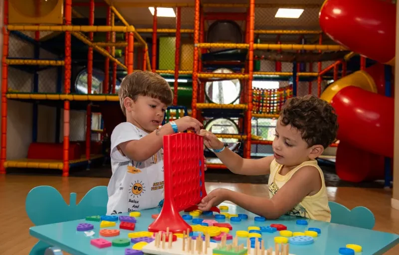 Crianças brincando no espaço de recreação para crianças chamado Clubinho do Sol