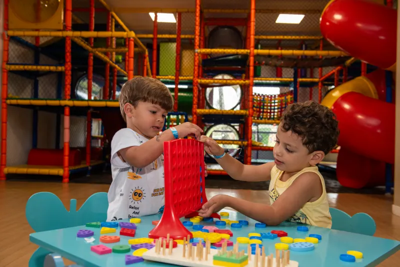 Crianças brincando no espaço de recreação para crianças chamado Clubinho do Sol Crianças brincando no espaço de recreação para crianças chamado Clubinho do Sol
