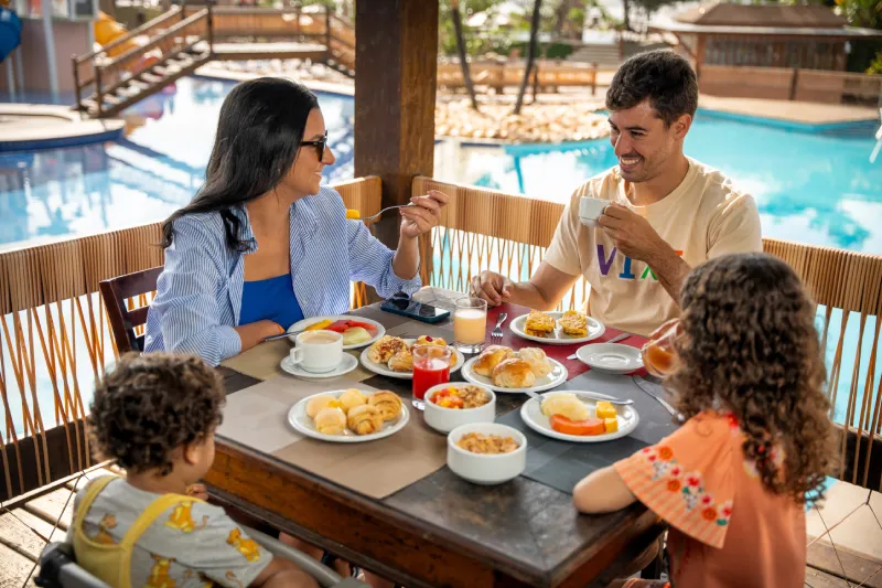 Família tomando café da manhã no Cana Brava Família tomando café da manhã no Cana Brava