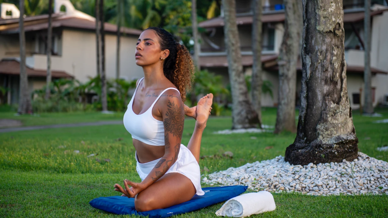 Mulher fazendo Yoga