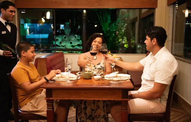 Família jantando no restaurante Coco Dendê