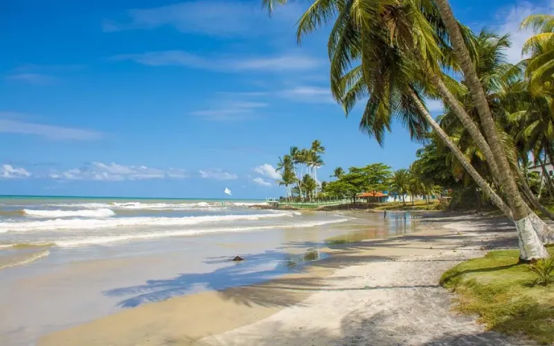 Praia dos Milionários e sua faixa de areia em Ilhéus