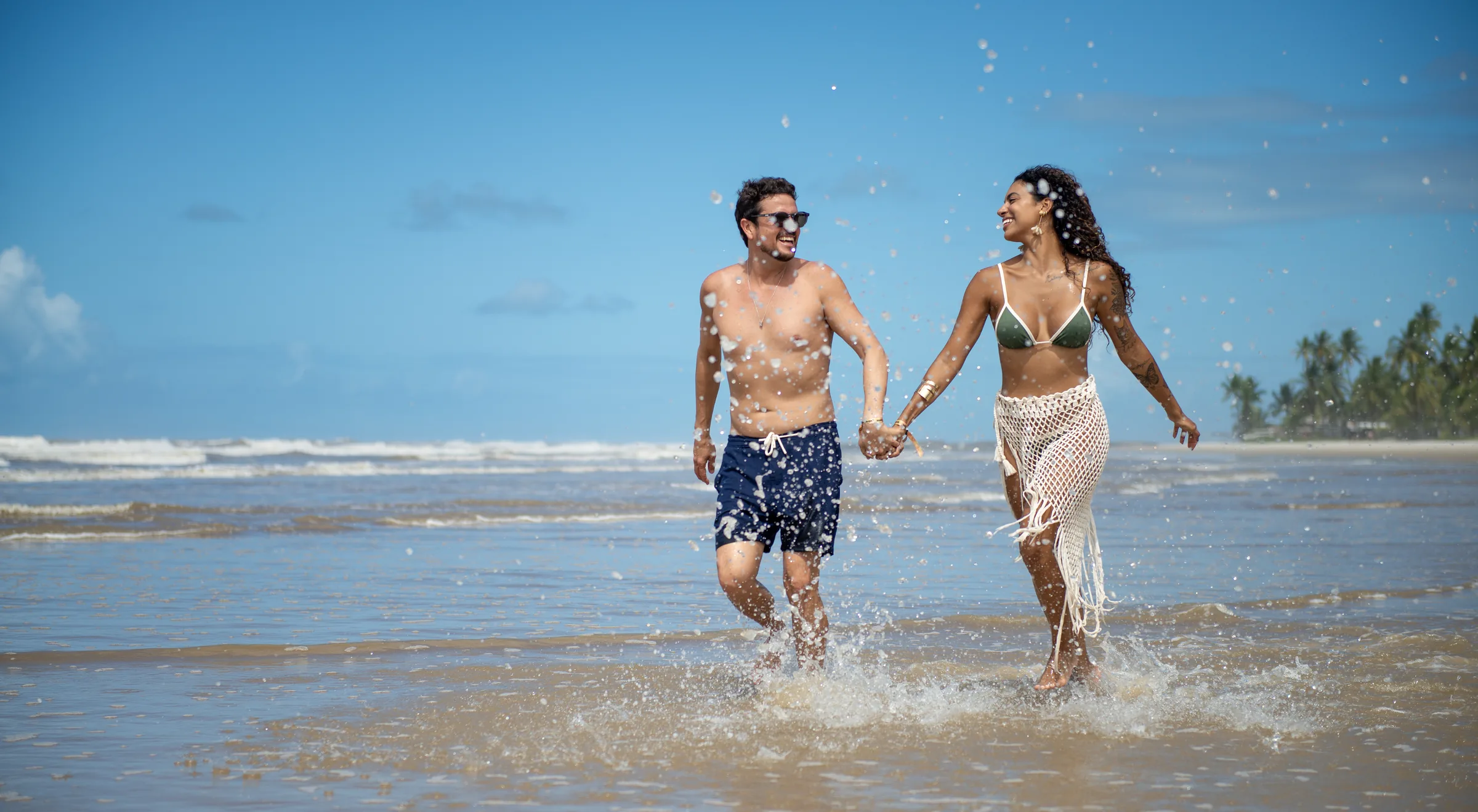 Casal correndo na praia do Cana Brava
