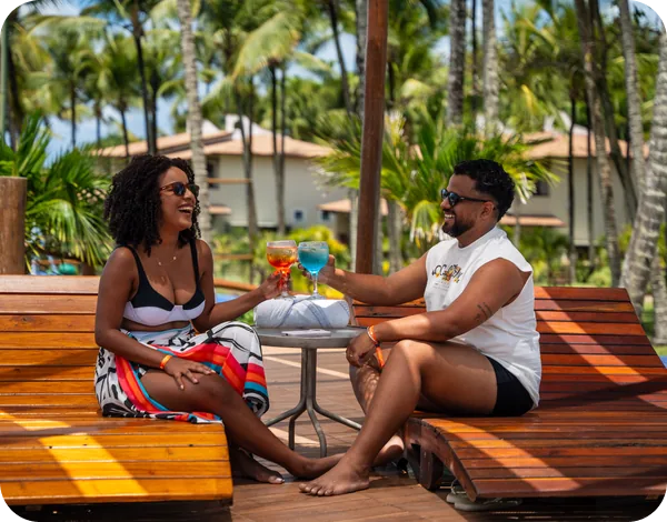 Casal no deck do resort