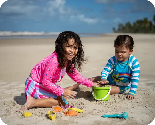 Crianças brincando na areia